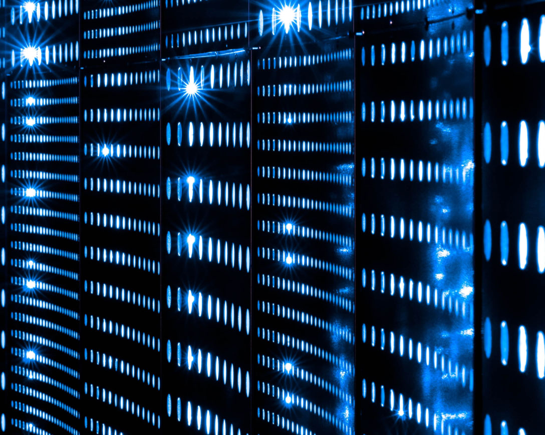 Una parete ornata da numerose luci luminose su un sereno sfondo blu.