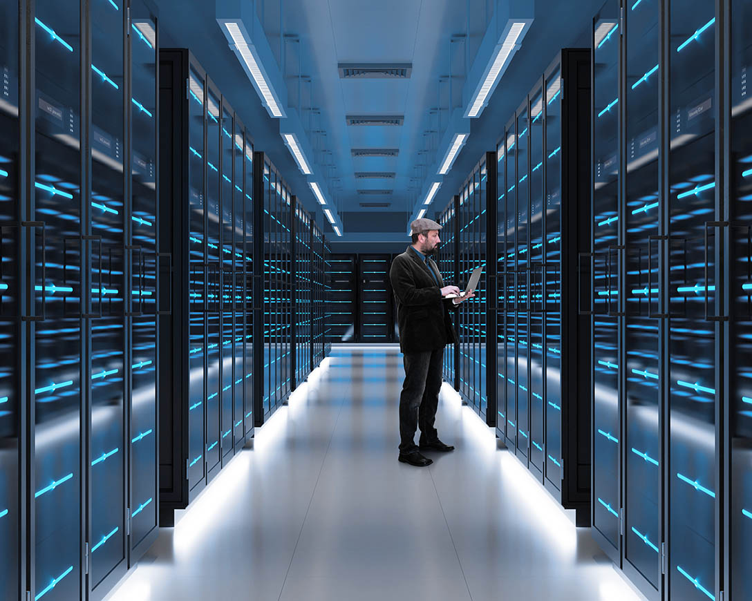Affidabilità - Un uomo controlla il funzionamento del server su un computer portatile